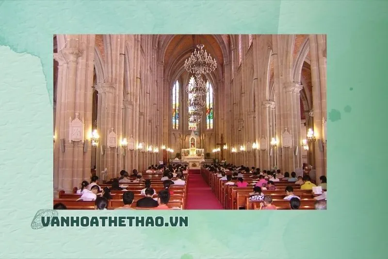 Tham gia Thánh lễ tại Nhà thờ Thánh Tâm Đắk Lắk