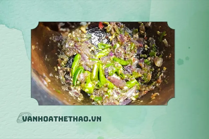 Gỏi đu đủ kiến lửa Đắk Lắk là gì?